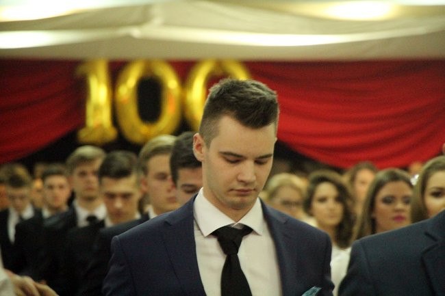 II LO w Lesznie: studniówka pod znakiem Jamesa Bonda (zdjęcia)