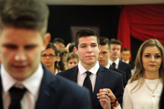 II LO w Lesznie: studniówka pod znakiem Jamesa Bonda (zdjęcia)