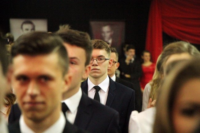 II LO w Lesznie: studniówka pod znakiem Jamesa Bonda (zdjęcia)