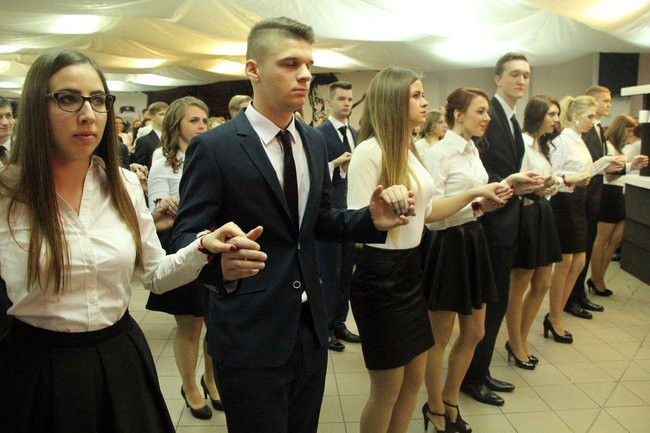 II LO w Lesznie: studniówka pod znakiem Jamesa Bonda (zdjęcia)