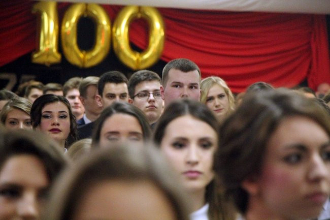 II LO w Lesznie: studniówka pod znakiem Jamesa Bonda (zdjęcia)