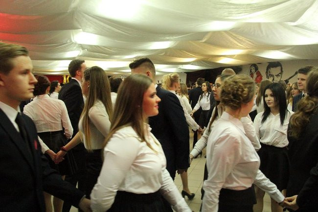 II LO w Lesznie: studniówka pod znakiem Jamesa Bonda (zdjęcia)