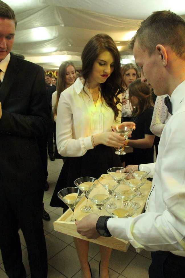 II LO w Lesznie: studniówka pod znakiem Jamesa Bonda (zdjęcia)