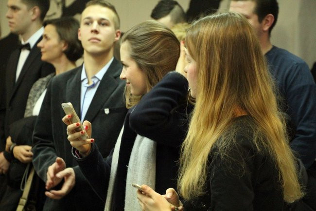 II LO w Lesznie: studniówka pod znakiem Jamesa Bonda (zdjęcia)