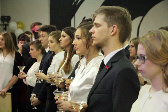 II LO w Lesznie: studniówka pod znakiem Jamesa Bonda (zdjęcia)