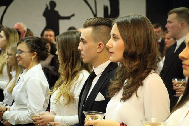 II LO w Lesznie: studniówka pod znakiem Jamesa Bonda (zdjęcia)