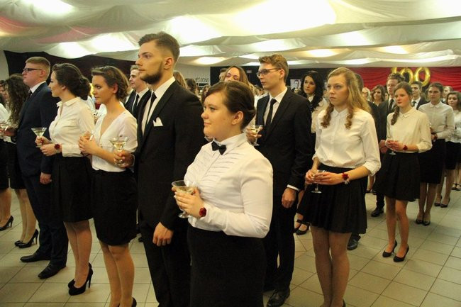 II LO w Lesznie: studniówka pod znakiem Jamesa Bonda (zdjęcia)