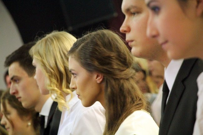 II LO w Lesznie: studniówka pod znakiem Jamesa Bonda (zdjęcia)