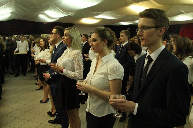 II LO w Lesznie: studniówka pod znakiem Jamesa Bonda (zdjęcia)