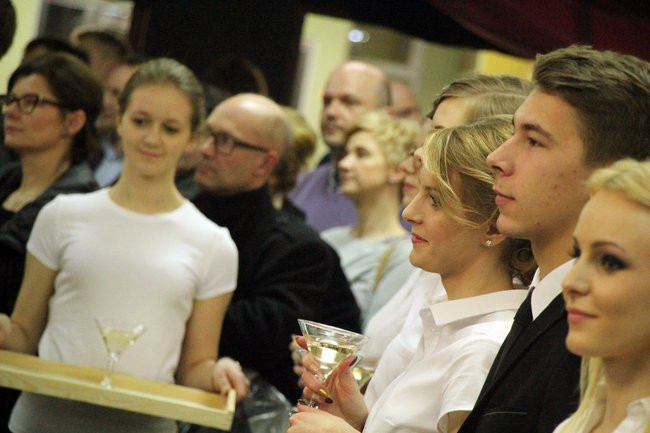 II LO w Lesznie: studniówka pod znakiem Jamesa Bonda (zdjęcia)