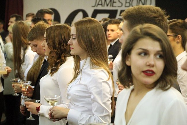 II LO w Lesznie: studniówka pod znakiem Jamesa Bonda (zdjęcia)