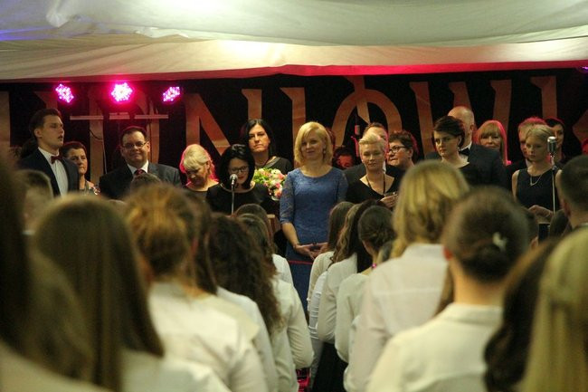 II LO w Lesznie: studniówka pod znakiem Jamesa Bonda (zdjęcia)