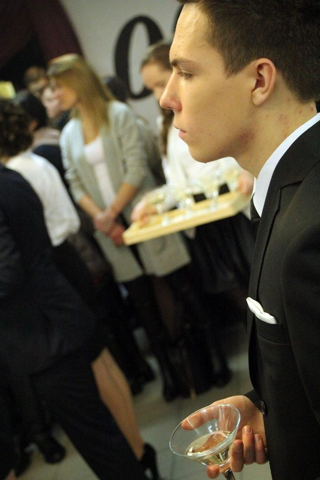 II LO w Lesznie: studniówka pod znakiem Jamesa Bonda (zdjęcia)