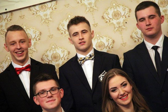 ZSOŚ: najpierw polonez, później taneczne przeboje (zdjęcia)