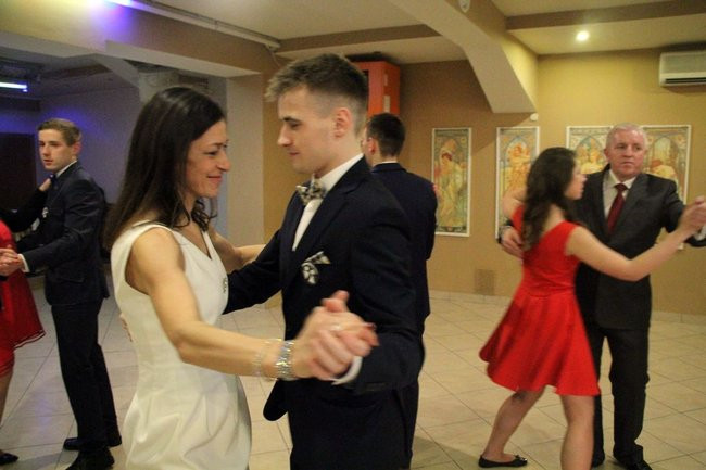 ZSOŚ: najpierw polonez, później taneczne przeboje (zdjęcia)