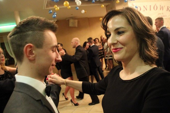 ZSOŚ: najpierw polonez, później taneczne przeboje (zdjęcia)