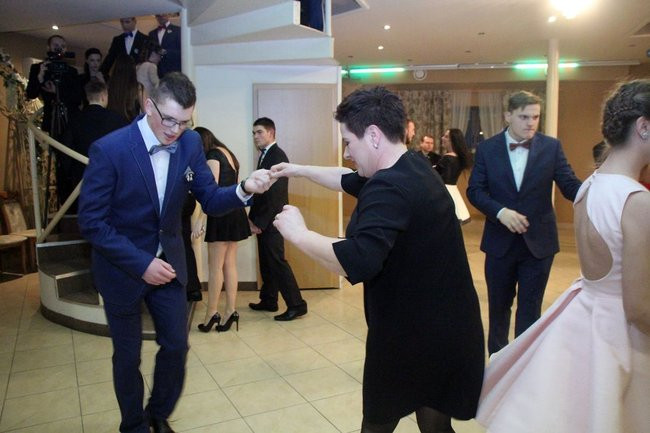 ZSOŚ: najpierw polonez, później taneczne przeboje (zdjęcia)