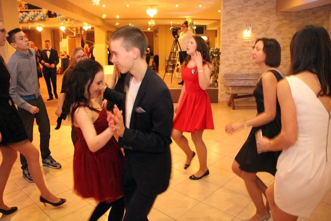 ZSOŚ: najpierw polonez, później taneczne przeboje (zdjęcia)