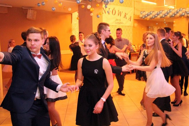 ZSOŚ: najpierw polonez, później taneczne przeboje (zdjęcia)