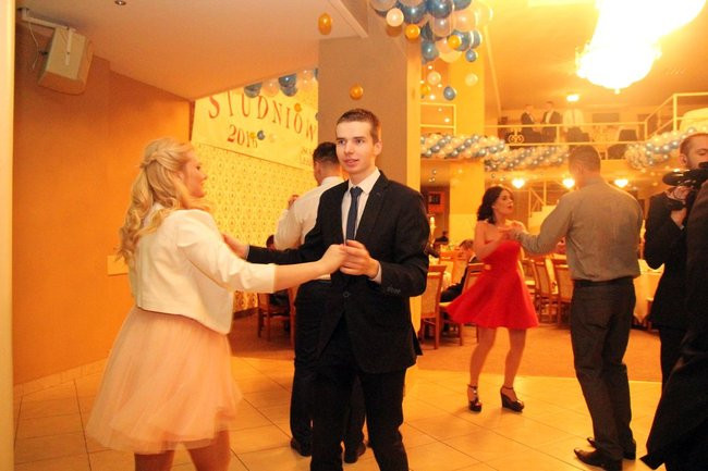 ZSOŚ: najpierw polonez, później taneczne przeboje (zdjęcia)