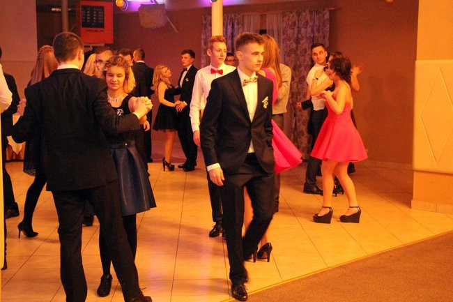 ZSOŚ: najpierw polonez, później taneczne przeboje (zdjęcia)