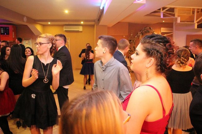 ZSOŚ: najpierw polonez, później taneczne przeboje (zdjęcia)