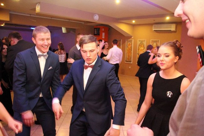 ZSOŚ: najpierw polonez, później taneczne przeboje (zdjęcia)