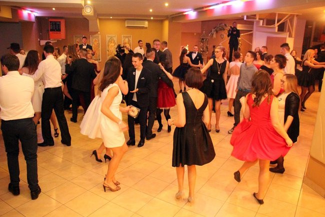 ZSOŚ: najpierw polonez, później taneczne przeboje (zdjęcia)