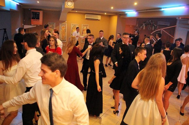 ZSOŚ: najpierw polonez, później taneczne przeboje (zdjęcia)