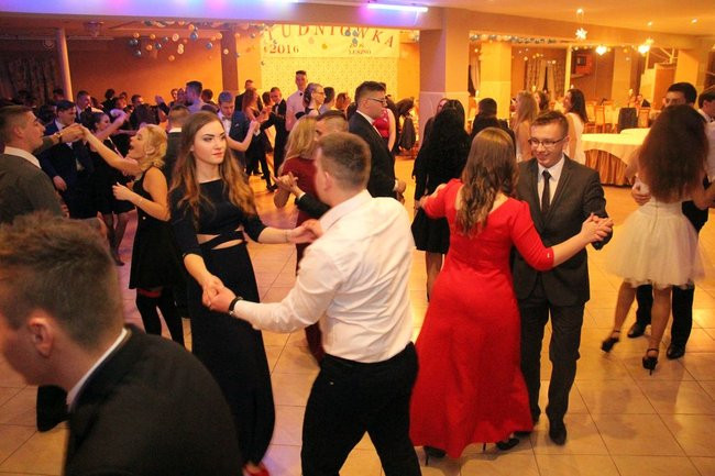 ZSOŚ: najpierw polonez, później taneczne przeboje (zdjęcia)