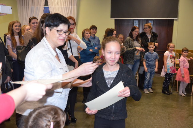 Dzieci wypiły miksturę i dostały batem (zdjęcia)