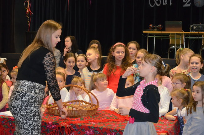 Dzieci wypiły miksturę i dostały batem (zdjęcia)