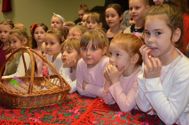 Dzieci wypiły miksturę i dostały batem (zdjęcia)