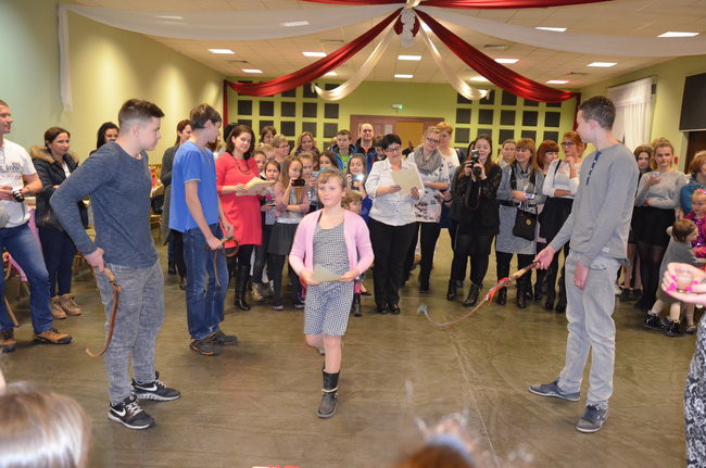 Dzieci wypiły miksturę i dostały batem (zdjęcia)