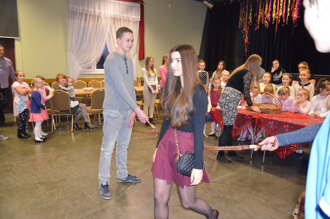 Dzieci wypiły miksturę i dostały batem (zdjęcia)