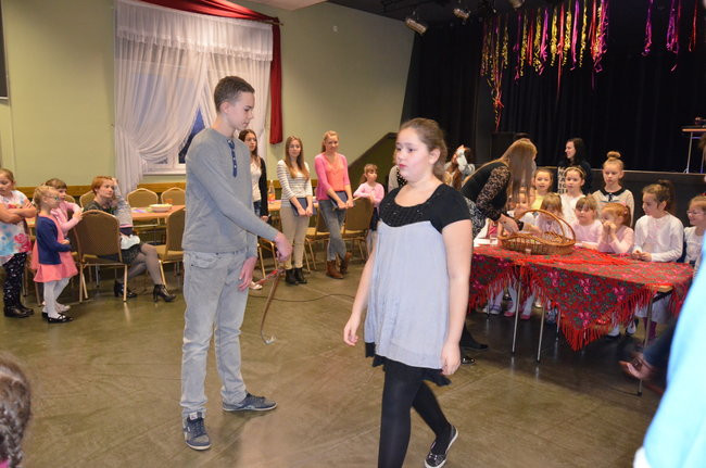 Dzieci wypiły miksturę i dostały batem (zdjęcia)