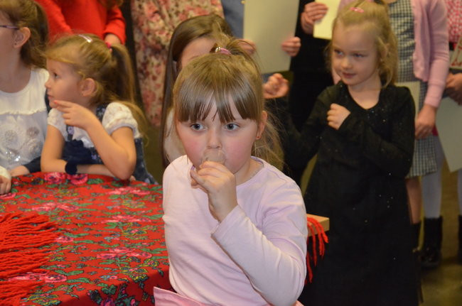 Dzieci wypiły miksturę i dostały batem (zdjęcia)