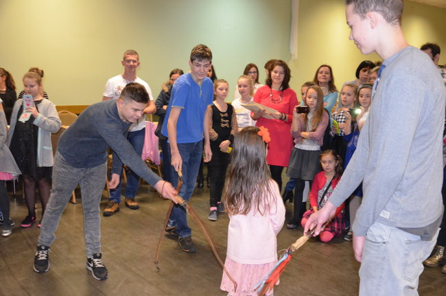 Dzieci wypiły miksturę i dostały batem (zdjęcia)