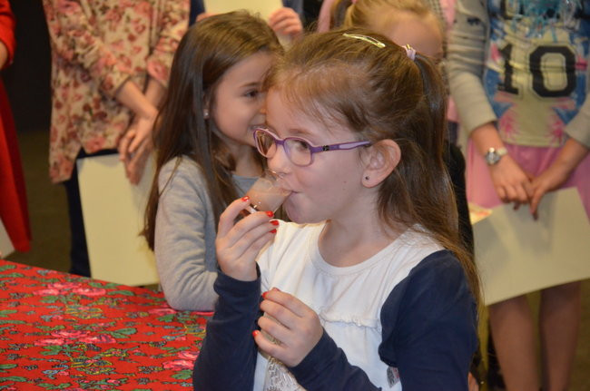 Dzieci wypiły miksturę i dostały batem (zdjęcia)