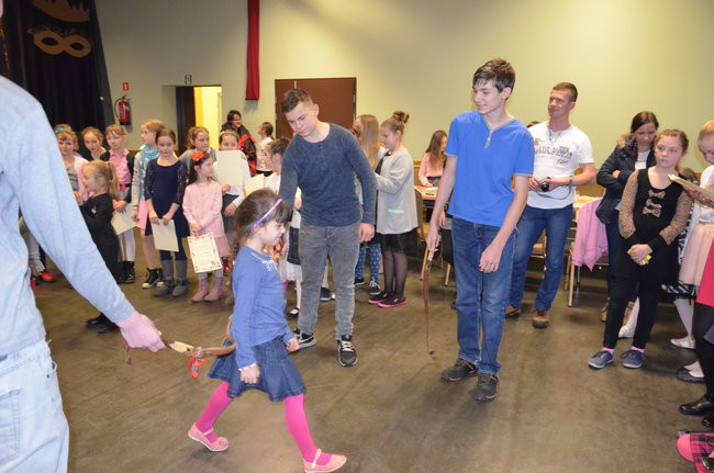 Dzieci wypiły miksturę i dostały batem (zdjęcia)