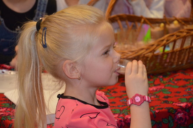 Dzieci wypiły miksturę i dostały batem (zdjęcia)