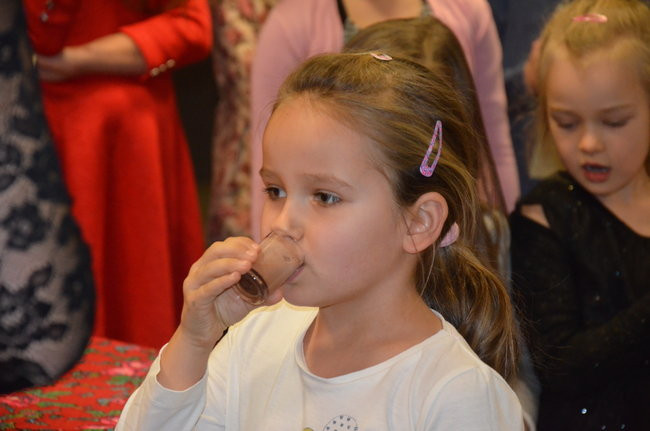 Dzieci wypiły miksturę i dostały batem (zdjęcia)