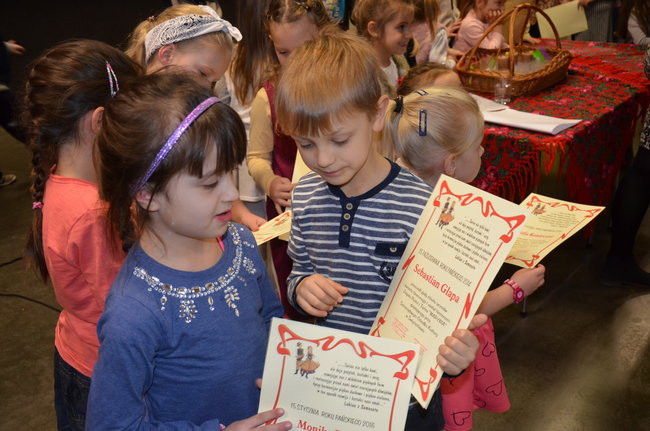 Dzieci wypiły miksturę i dostały batem (zdjęcia)