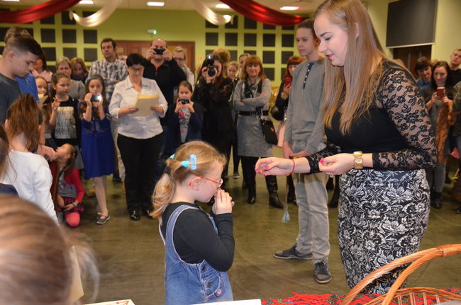 Dzieci wypiły miksturę i dostały batem (zdjęcia)