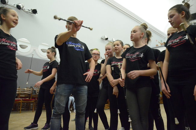 Mażoretki z żużlowego toru (zdjecia)