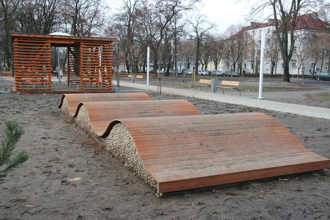 Nowy plac zabaw przyciąga maluchy (zdjęcia)