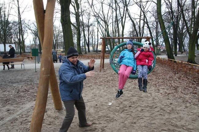 Nowy plac zabaw przyciąga maluchy (zdjęcia)