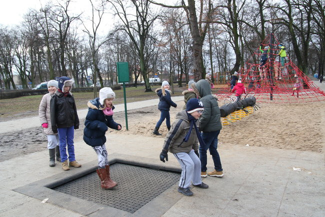 Nowy plac zabaw przyciąga maluchy (zdjęcia)