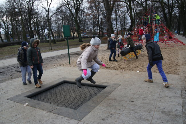 Nowy plac zabaw przyciąga maluchy (zdjęcia)