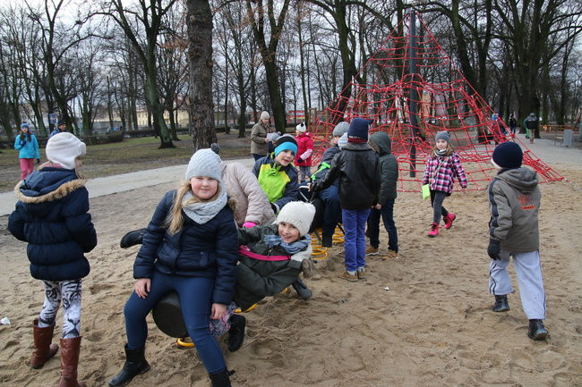 Nowy plac zabaw przyciąga maluchy (zdjęcia)